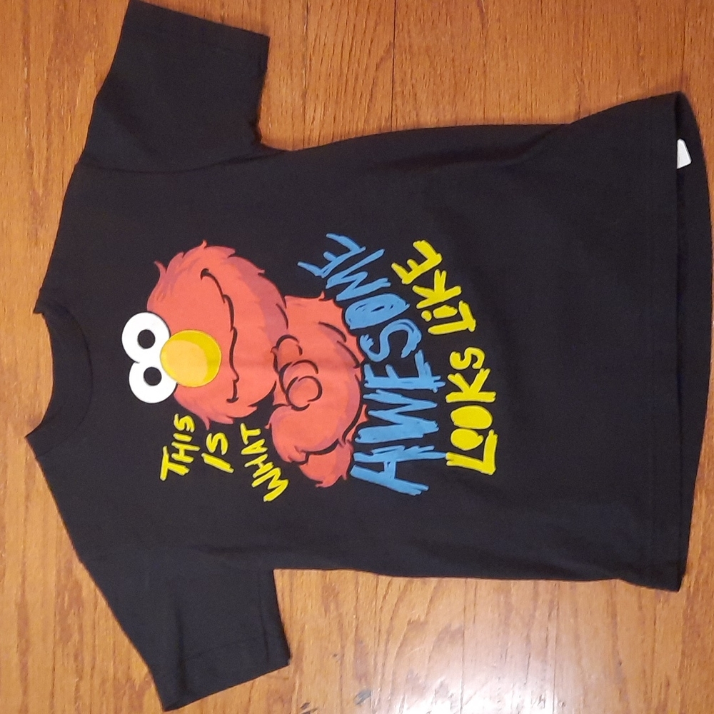 Sesame Street Elmo t-shirt. Size S.